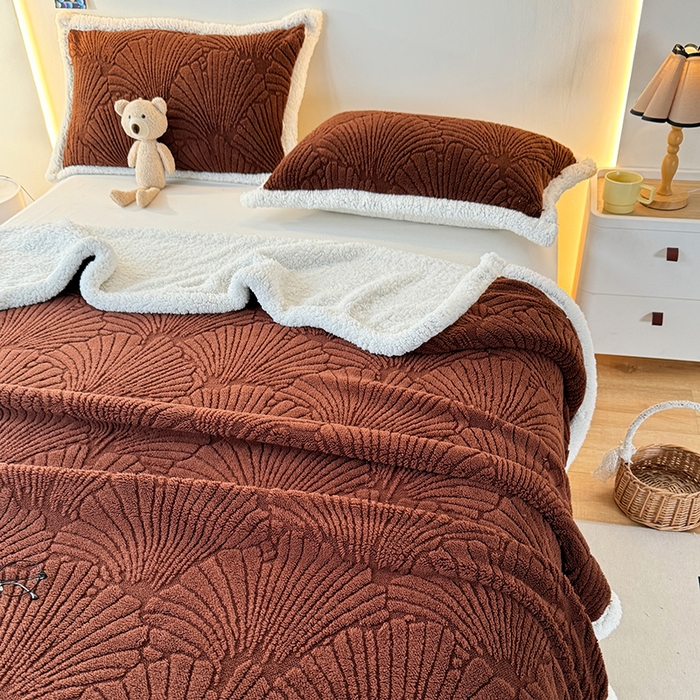 91家纺网 家纺一手货源 找家纺 栩裕纺织 2025新款金贝壳雕花塔芙绒羊羔绒毛毯纯色毯子 红咖