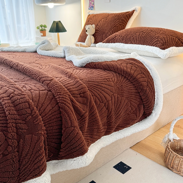 91家纺网 家纺一手货源 找家纺 栩裕纺织 2025新款金贝壳雕花塔芙绒羊羔绒毛毯纯色毯子 红咖