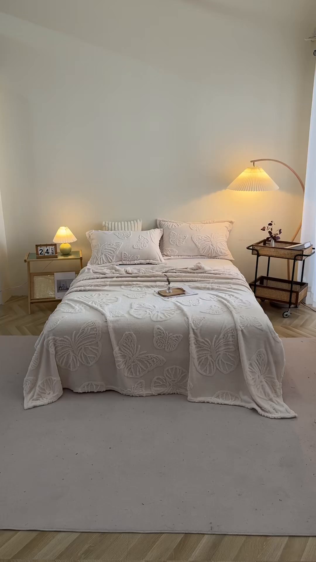 91家纺网 家纺一手货源 找家纺 栩裕纺织 2024新款蝴蝶提花卷边款多功能毛毯 米杏色-卷边款