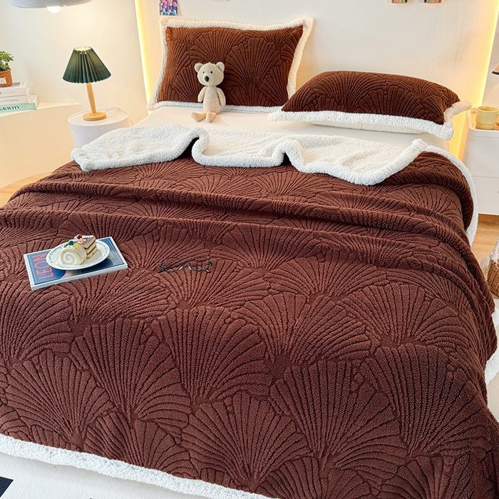 91家纺网 家纺一手货源 找家纺 栩裕纺织 2025新款金贝壳雕花塔芙绒羊羔绒毛毯纯色毯子 红咖