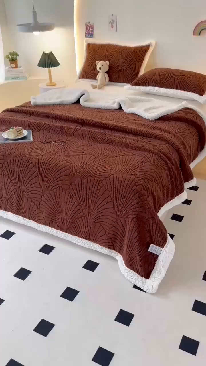 91家纺网 家纺一手货源 找家纺 栩裕纺织 2025新款金贝壳雕花塔芙绒羊羔绒毛毯纯色毯子 红咖