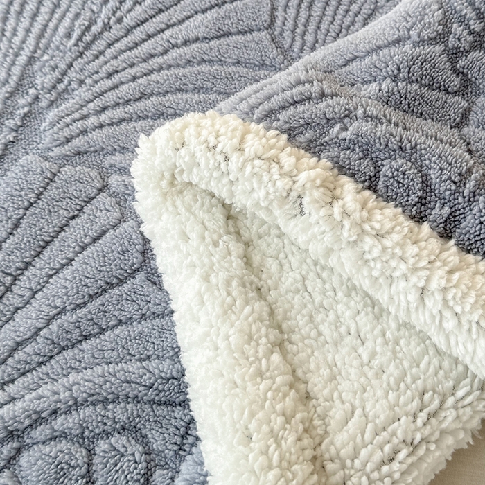 91家纺网 家纺一手货源 找家纺 栩裕纺织 2025新款金贝壳雕花塔芙绒羊羔绒毛毯纯色毯子 湖蓝