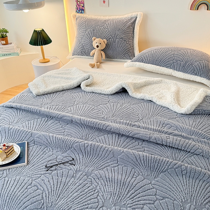 91家纺网 家纺一手货源 找家纺 栩裕纺织 2025新款金贝壳雕花塔芙绒羊羔绒毛毯纯色毯子 湖蓝