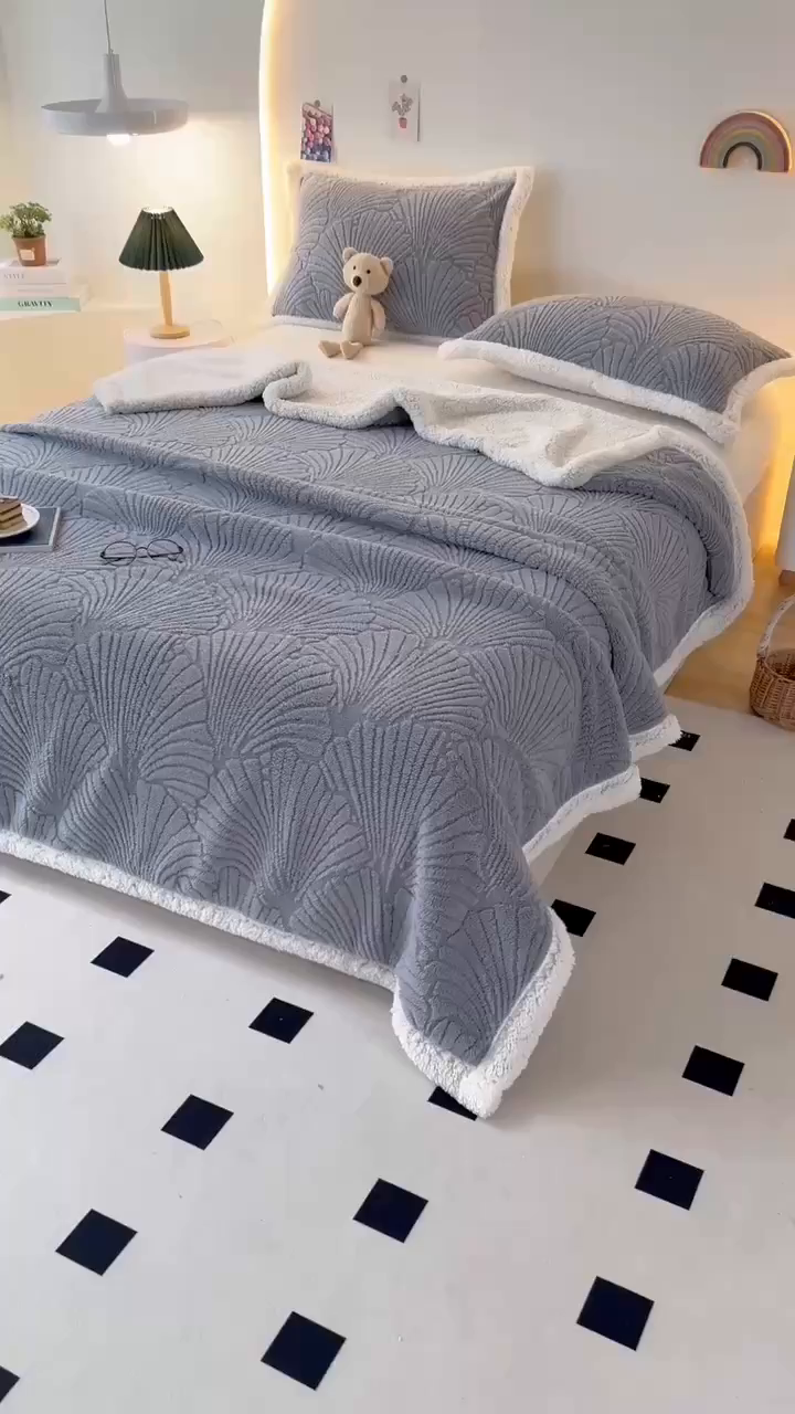 91家纺网 家纺一手货源 找家纺 栩裕纺织 2025新款金贝壳雕花塔芙绒羊羔绒毛毯纯色毯子 湖蓝