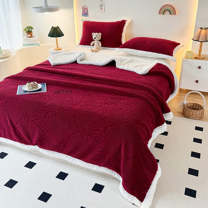 91家纺网 家纺一手货源 找家纺 栩裕纺织 2025新款金贝壳雕花塔芙绒羊羔绒毛毯纯色毯子 酒红