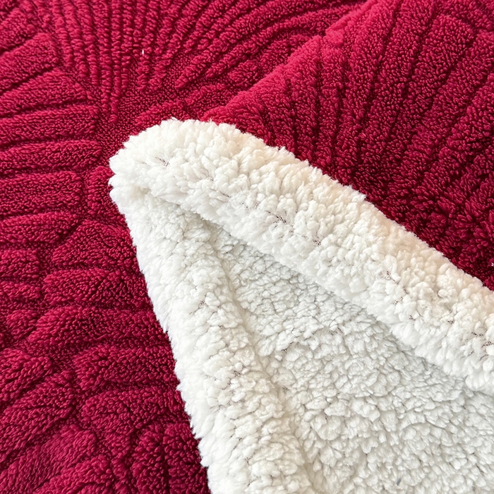 91家纺网 家纺一手货源 找家纺 栩裕纺织 2025新款金贝壳雕花塔芙绒羊羔绒毛毯纯色毯子 酒红
