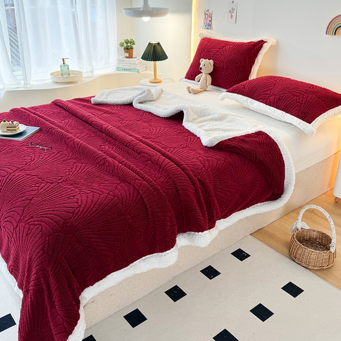 91家纺网 家纺一手货源 找家纺 栩裕纺织 2025新款金贝壳雕花塔芙绒羊羔绒毛毯纯色毯子 酒红