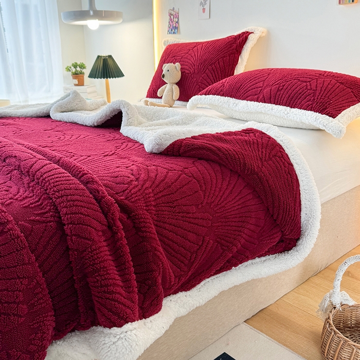 91家纺网 家纺一手货源 找家纺 栩裕纺织 2025新款金贝壳雕花塔芙绒羊羔绒毛毯纯色毯子 酒红
