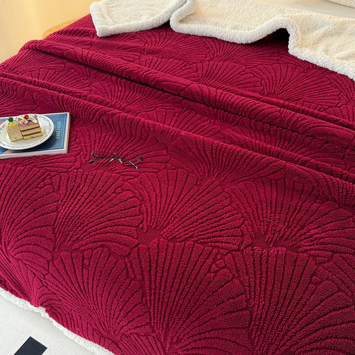 91家纺网 家纺一手货源 找家纺 栩裕纺织 2025新款金贝壳雕花塔芙绒羊羔绒毛毯纯色毯子 酒红