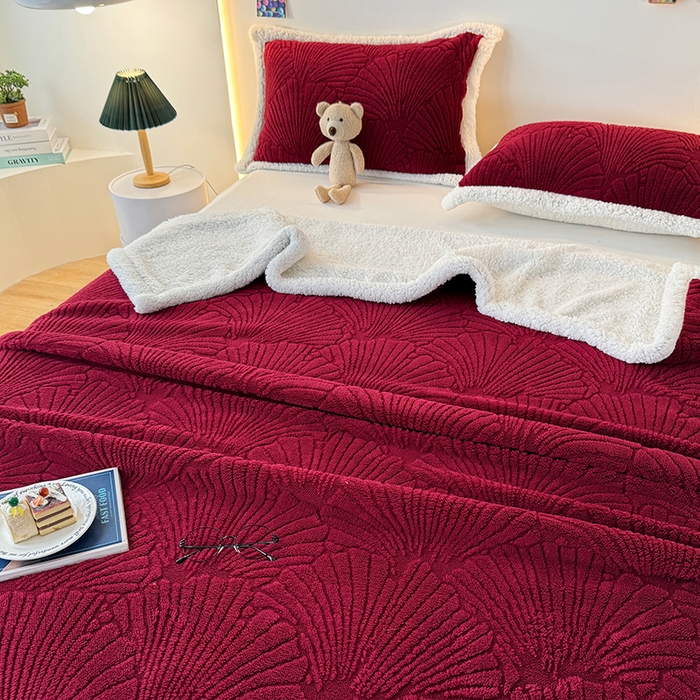 91家纺网 家纺一手货源 找家纺 栩裕纺织 2025新款金贝壳雕花塔芙绒羊羔绒毛毯纯色毯子 酒红