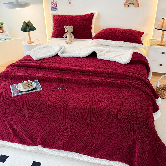 91家纺网 家纺一手货源 找家纺 栩裕纺织 2025新款金贝壳雕花塔芙绒羊羔绒毛毯纯色毯子 酒红