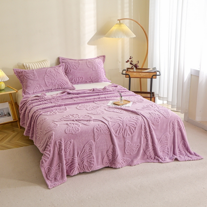 91家纺网 家纺一手货源 找家纺 栩裕纺织 2024新款蝴蝶提花卷边款多功能毛毯 莫奈紫-卷边款