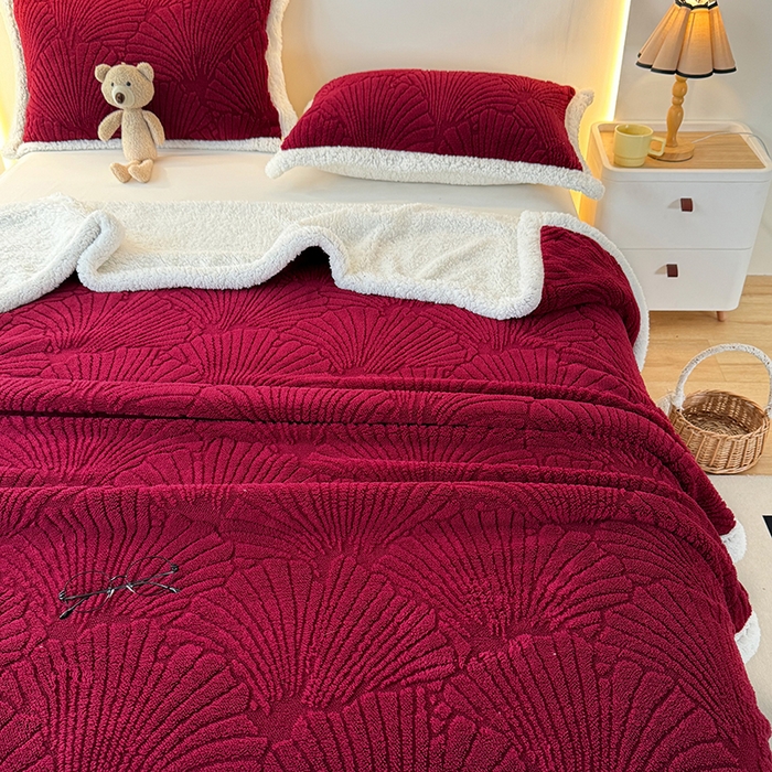 91家纺网 家纺一手货源 找家纺 栩裕纺织 2025新款金贝壳雕花塔芙绒羊羔绒毛毯纯色毯子 酒红