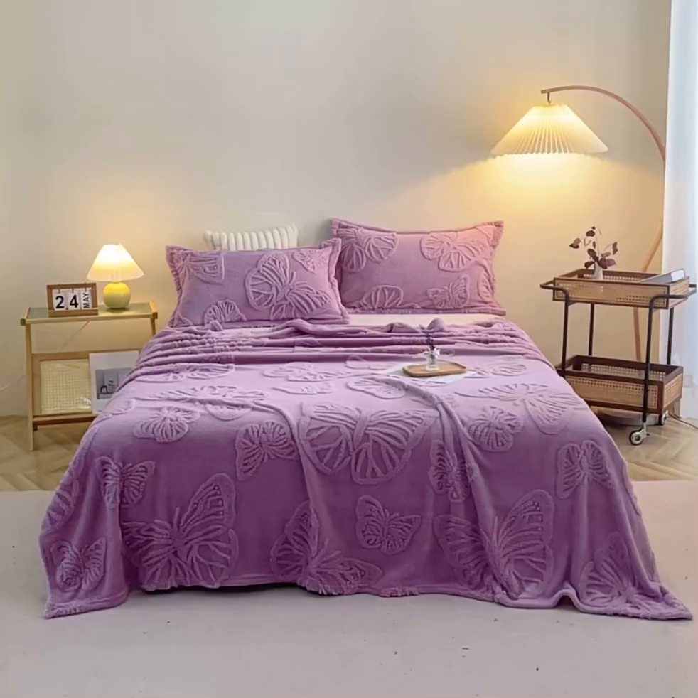 91家纺网 家纺一手货源 找家纺 栩裕纺织 2024新款蝴蝶提花卷边款多功能毛毯 莫奈紫-卷边款