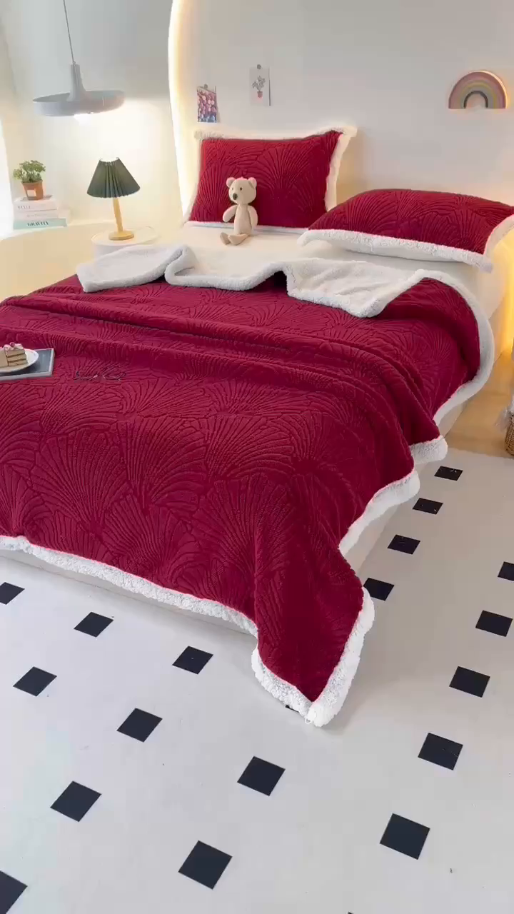 91家纺网 家纺一手货源 找家纺 栩裕纺织 2025新款金贝壳雕花塔芙绒羊羔绒毛毯纯色毯子 酒红