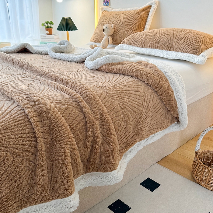 91家纺网 家纺一手货源 找家纺 栩裕纺织 2025新款金贝壳雕花塔芙绒羊羔绒毛毯纯色毯子 咖色