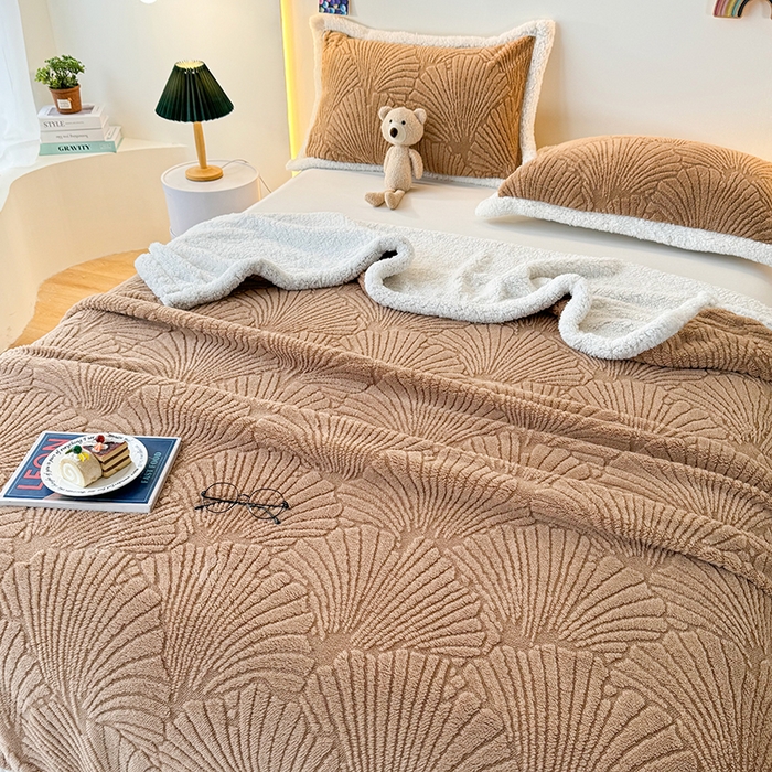 91家纺网 家纺一手货源 找家纺 栩裕纺织 2025新款金贝壳雕花塔芙绒羊羔绒毛毯纯色毯子 咖色