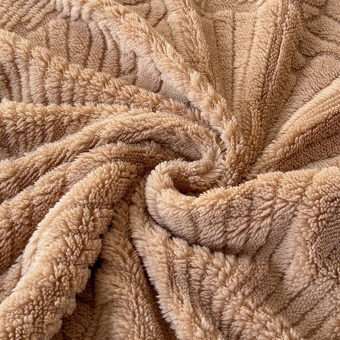 91家纺网 家纺一手货源 找家纺 栩裕纺织 2025新款金贝壳雕花塔芙绒羊羔绒毛毯纯色毯子 咖色
