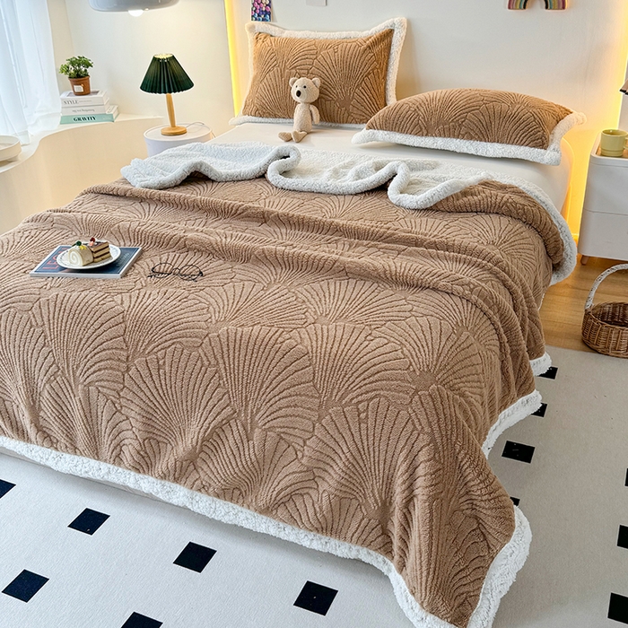 91家纺网 家纺一手货源 找家纺 栩裕纺织 2025新款金贝壳雕花塔芙绒羊羔绒毛毯纯色毯子 咖色