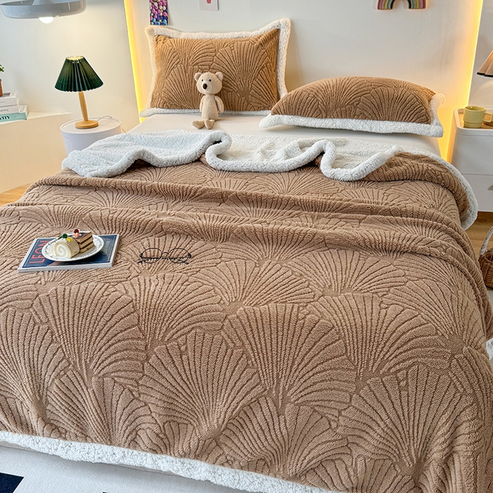 91家纺网 家纺一手货源 找家纺 栩裕纺织 2025新款金贝壳雕花塔芙绒羊羔绒毛毯纯色毯子 咖色