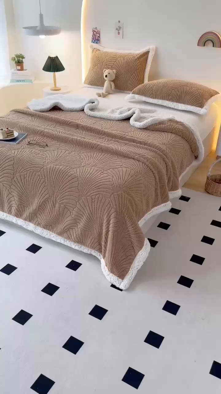 91家纺网 家纺一手货源 找家纺 栩裕纺织 2025新款金贝壳雕花塔芙绒羊羔绒毛毯纯色毯子 咖色