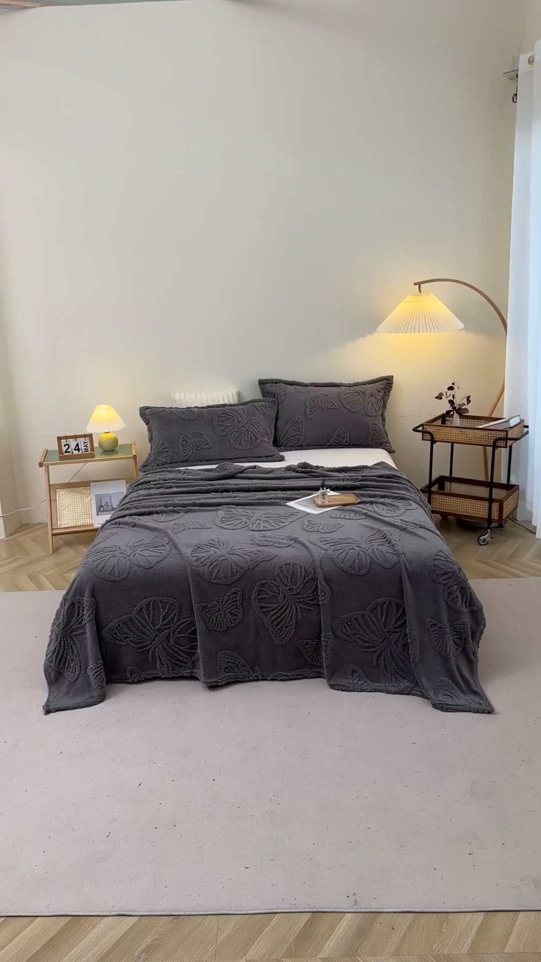 91家纺网 家纺一手货源 找家纺 栩裕纺织 2024新款蝴蝶提花卷边款多功能毛毯 深灰-卷边款