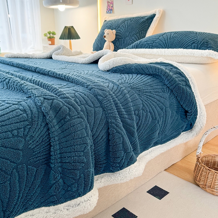 91家纺网 家纺一手货源 找家纺 栩裕纺织 2025新款金贝壳雕花塔芙绒羊羔绒毛毯纯色毯子 孔雀蓝