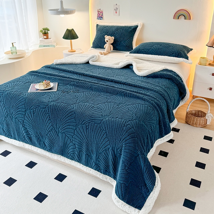 91家纺网 家纺一手货源 找家纺 栩裕纺织 2025新款金贝壳雕花塔芙绒羊羔绒毛毯纯色毯子 孔雀蓝