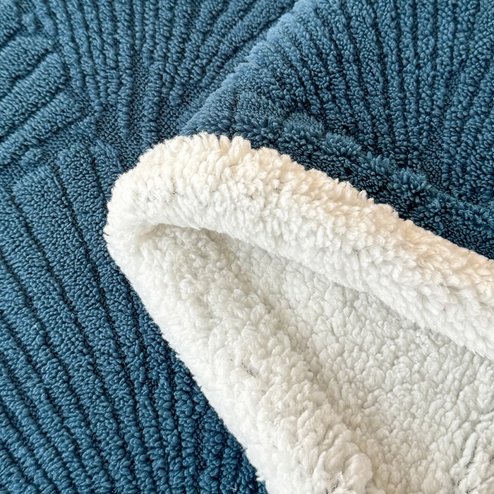 91家纺网 家纺一手货源 找家纺 栩裕纺织 2025新款金贝壳雕花塔芙绒羊羔绒毛毯纯色毯子 孔雀蓝