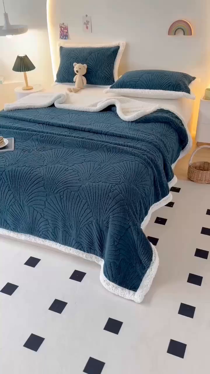 91家纺网 家纺一手货源 找家纺 栩裕纺织 2025新款金贝壳雕花塔芙绒羊羔绒毛毯纯色毯子 孔雀蓝