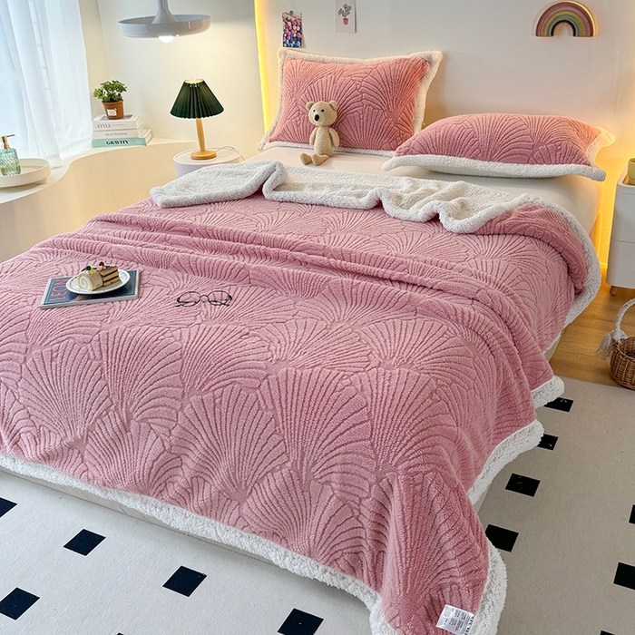 91家纺网 家纺一手货源 找家纺 栩裕纺织 2025新款金贝壳雕花塔芙绒羊羔绒毛毯纯色毯子 玫瑰粉