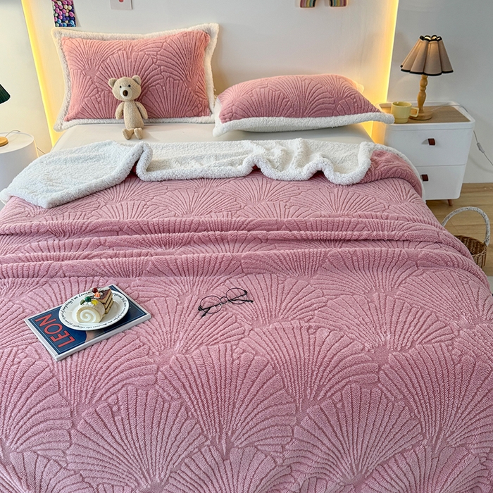 91家纺网 家纺一手货源 找家纺 栩裕纺织 2025新款金贝壳雕花塔芙绒羊羔绒毛毯纯色毯子 玫瑰粉