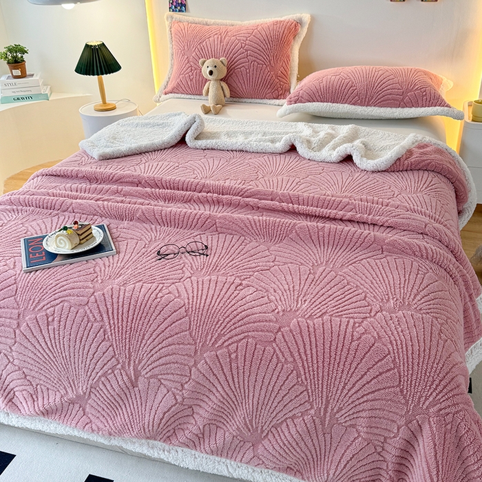 91家纺网 家纺一手货源 找家纺 栩裕纺织 2025新款金贝壳雕花塔芙绒羊羔绒毛毯纯色毯子 玫瑰粉