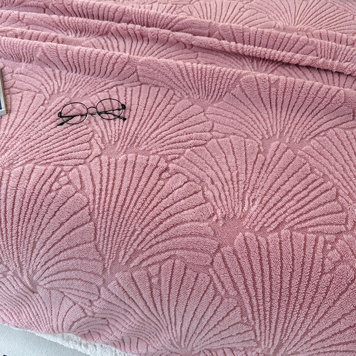 91家纺网 家纺一手货源 找家纺 栩裕纺织 2025新款金贝壳雕花塔芙绒羊羔绒毛毯纯色毯子 玫瑰粉