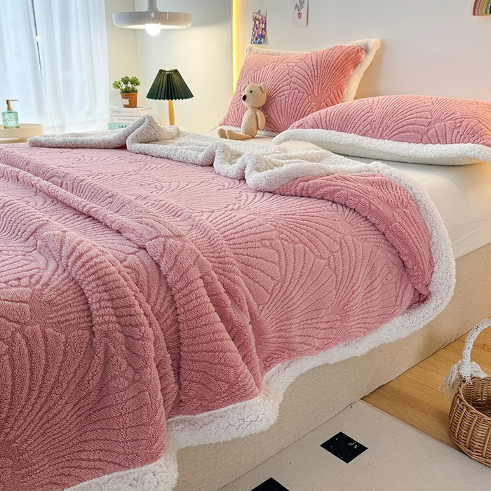 91家纺网 家纺一手货源 找家纺 栩裕纺织 2025新款金贝壳雕花塔芙绒羊羔绒毛毯纯色毯子 玫瑰粉