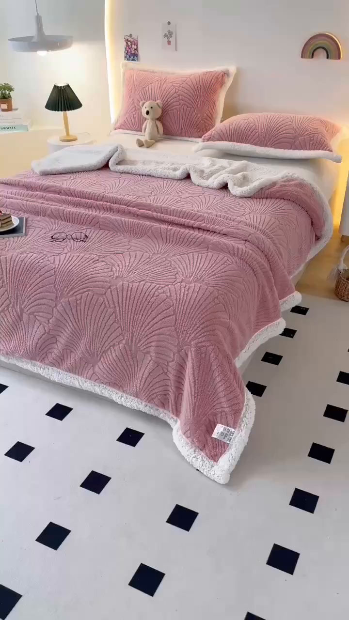 91家纺网 家纺一手货源 找家纺 栩裕纺织 2025新款金贝壳雕花塔芙绒羊羔绒毛毯纯色毯子 玫瑰粉
