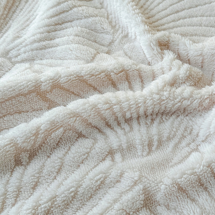 91家纺网 家纺一手货源 找家纺 栩裕纺织 2025新款金贝壳雕花塔芙绒羊羔绒毛毯纯色毯子 米杏