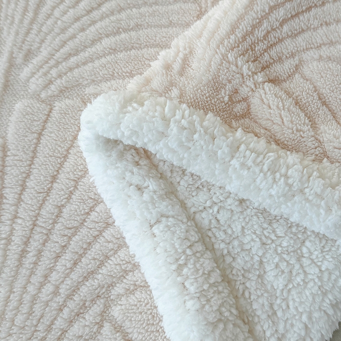 91家纺网 家纺一手货源 找家纺 栩裕纺织 2025新款金贝壳雕花塔芙绒羊羔绒毛毯纯色毯子 米杏