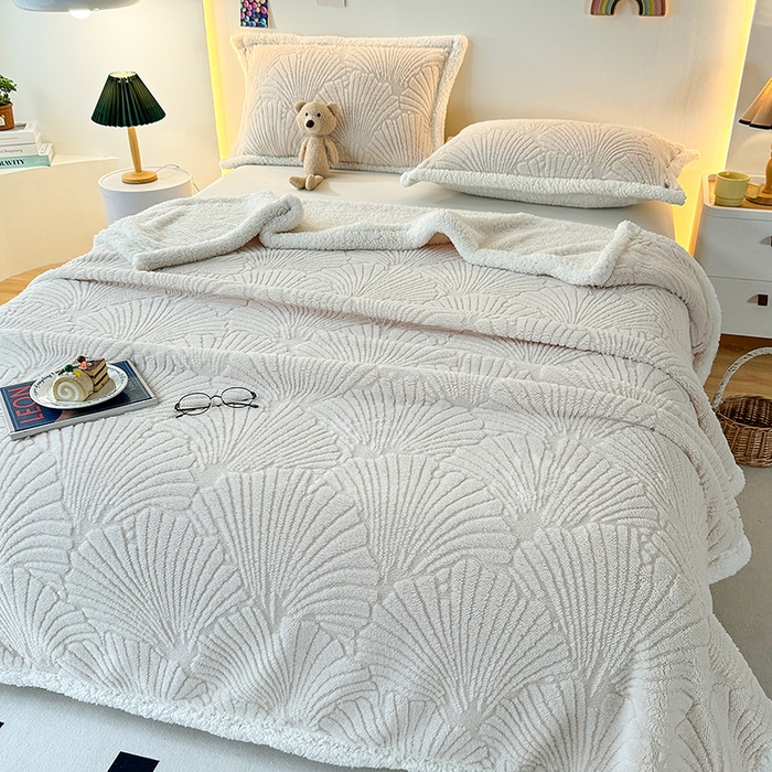 91家纺网 家纺一手货源 找家纺 栩裕纺织 2025新款金贝壳雕花塔芙绒羊羔绒毛毯纯色毯子 米杏