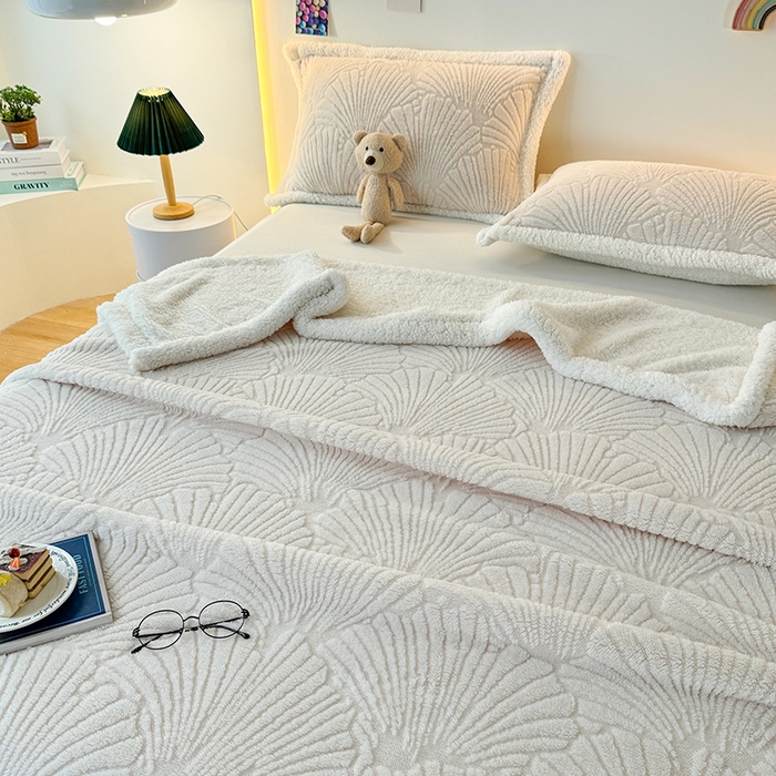 91家纺网 家纺一手货源 找家纺 栩裕纺织 2025新款金贝壳雕花塔芙绒羊羔绒毛毯纯色毯子 米杏