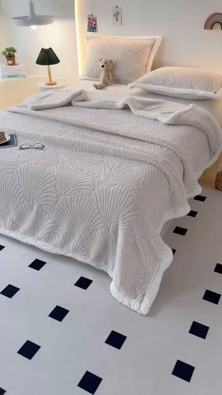 91家纺网 家纺一手货源 找家纺 栩裕纺织 2025新款金贝壳雕花塔芙绒羊羔绒毛毯纯色毯子 米杏