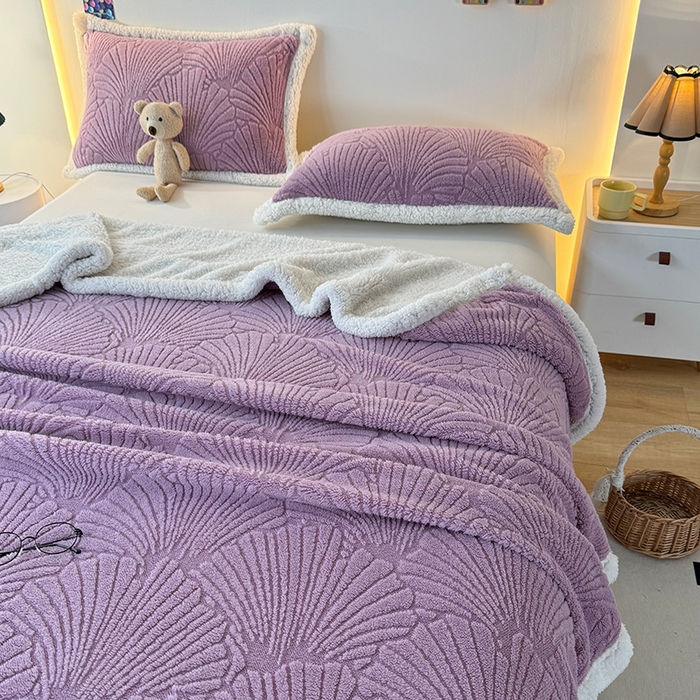 91家纺网 家纺一手货源 找家纺 栩裕纺织 2025新款金贝壳雕花塔芙绒羊羔绒毛毯纯色毯子 莫奈紫