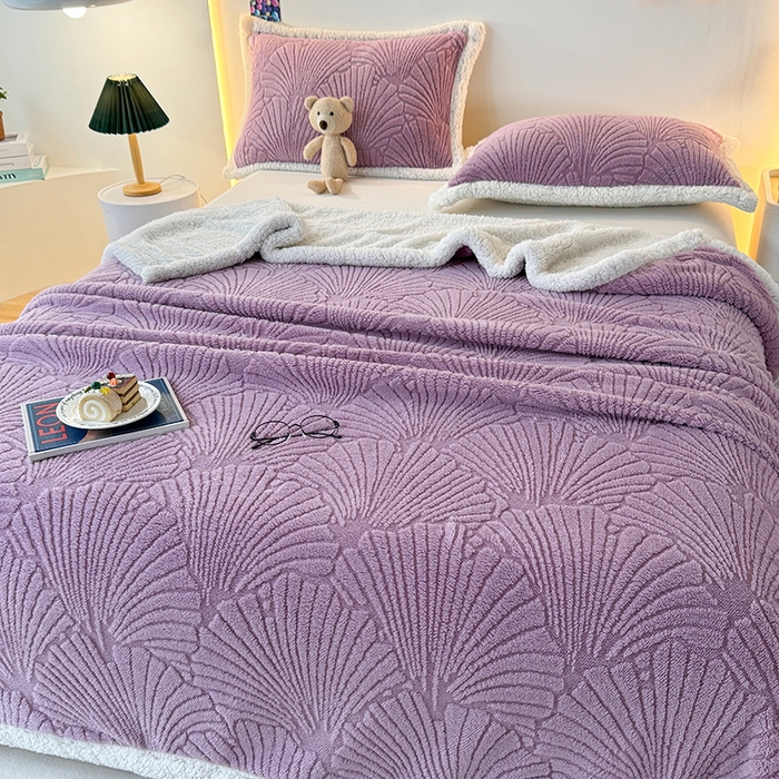 91家纺网 家纺一手货源 找家纺 栩裕纺织 2025新款金贝壳雕花塔芙绒羊羔绒毛毯纯色毯子 莫奈紫