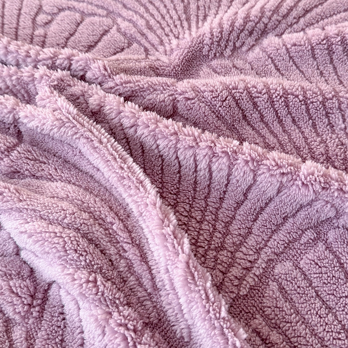 91家纺网 家纺一手货源 找家纺 栩裕纺织 2025新款金贝壳雕花塔芙绒羊羔绒毛毯纯色毯子 莫奈紫