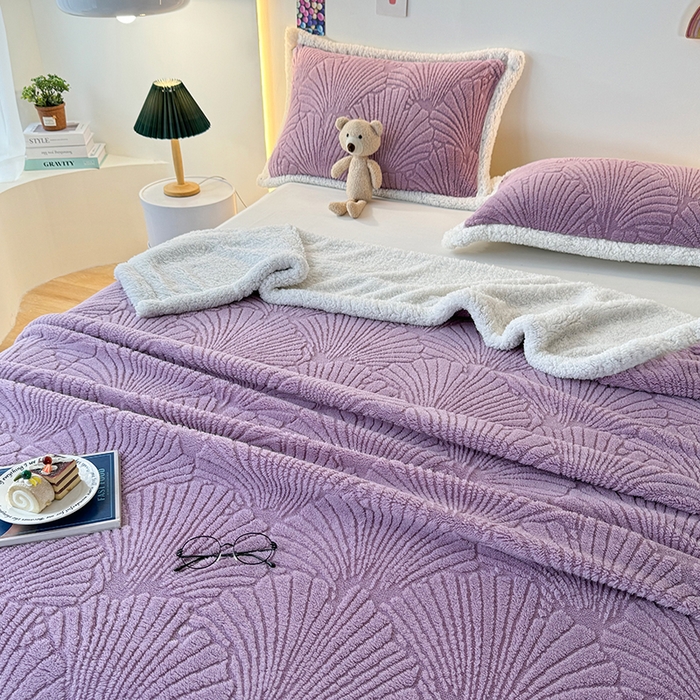 91家纺网 家纺一手货源 找家纺 栩裕纺织 2025新款金贝壳雕花塔芙绒羊羔绒毛毯纯色毯子 莫奈紫