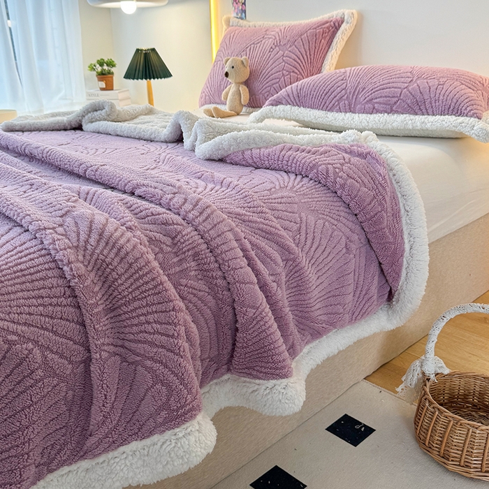 91家纺网 家纺一手货源 找家纺 栩裕纺织 2025新款金贝壳雕花塔芙绒羊羔绒毛毯纯色毯子 莫奈紫