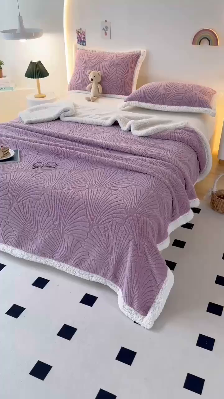 91家纺网 家纺一手货源 找家纺 栩裕纺织 2025新款金贝壳雕花塔芙绒羊羔绒毛毯纯色毯子 莫奈紫