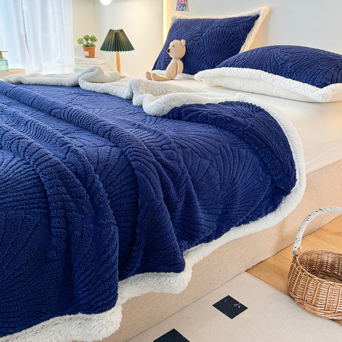 91家纺网 家纺一手货源 找家纺 栩裕纺织 2025新款金贝壳雕花塔芙绒羊羔绒毛毯纯色毯子 深兰