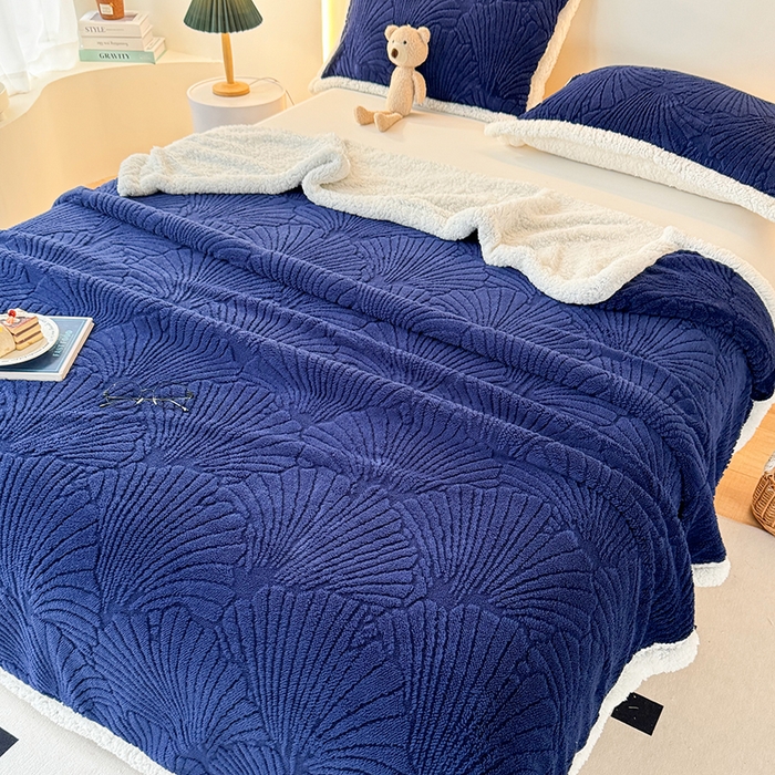 91家纺网 家纺一手货源 找家纺 栩裕纺织 2025新款金贝壳雕花塔芙绒羊羔绒毛毯纯色毯子 深兰