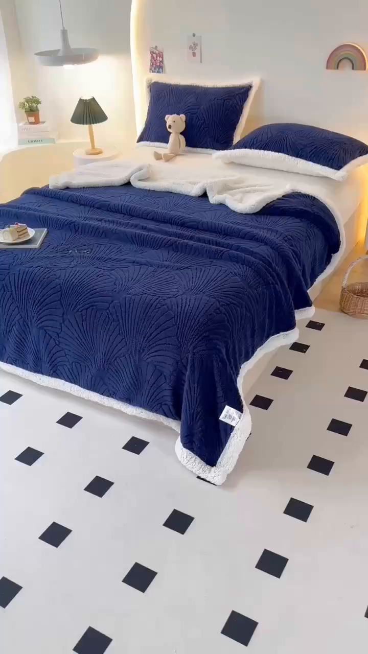 91家纺网 家纺一手货源 找家纺 栩裕纺织 2025新款金贝壳雕花塔芙绒羊羔绒毛毯纯色毯子 深兰